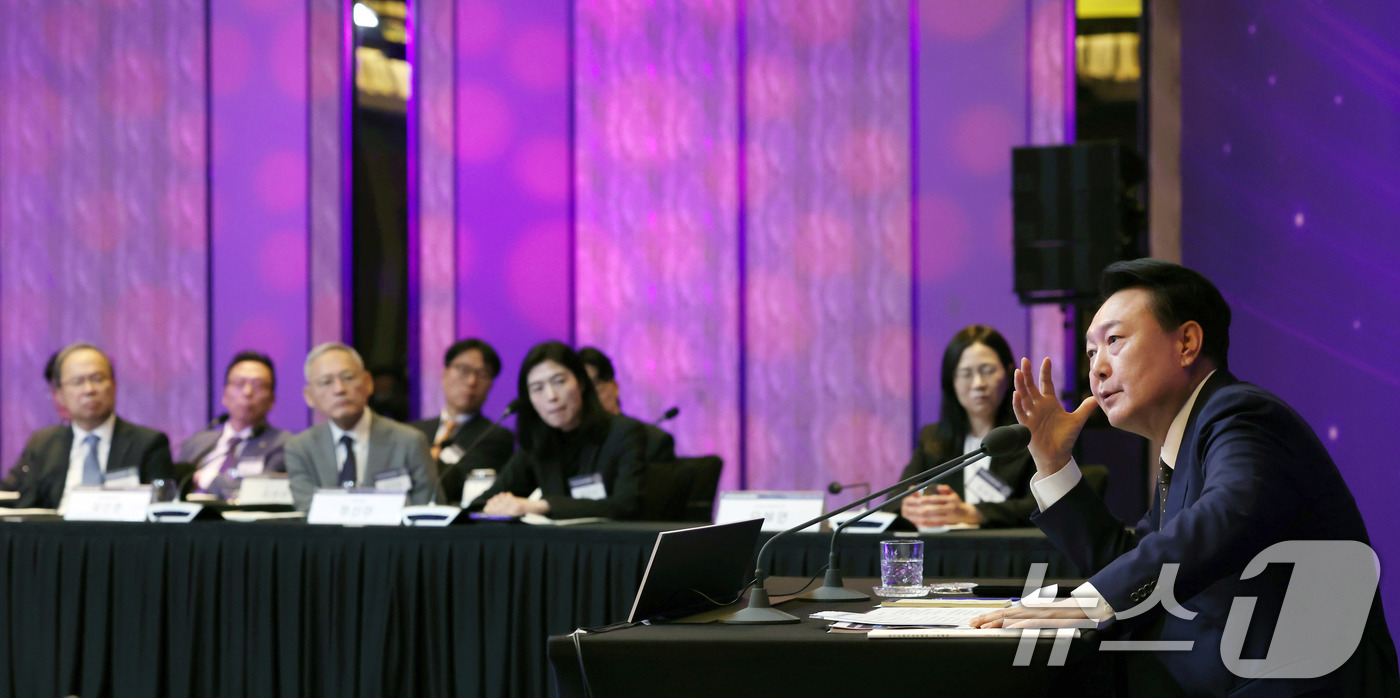 (서울=뉴스1) 박지혜 기자 = 윤석열 대통령이 26일 서울 종로구 포시즌스호텔에서 열린 대통령 직속 국가인공지능위원회 출범식 및 1차 회의에서 발언하고 있다. (대통령실 제공) …