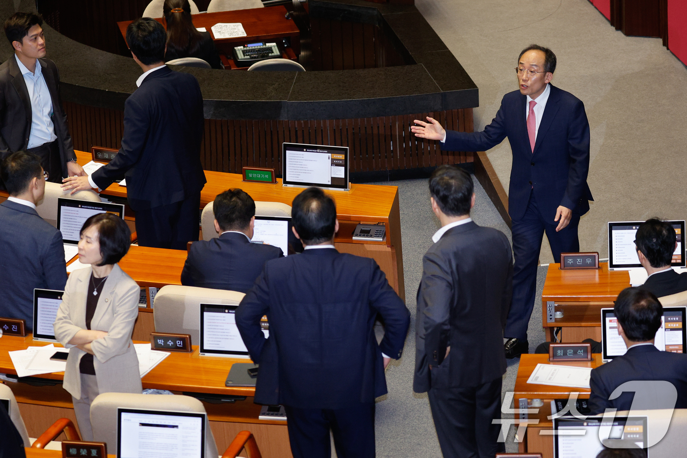 (서울=뉴스1) 안은나 기자 = 추경호 국민의힘 원내대표와 의원들이 26일 오후 서울 여의도 국회에서 열린 본회의에서 여당 추천 몫인 한석훈 국가인권위원 선출안이 부결된 것에 항의 …