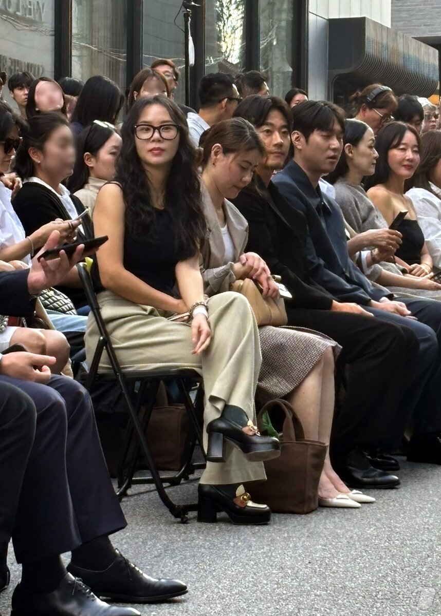 본문 이미지 - 이경후CJENM 브랜드전략담당실장이 26일 오후 서울 강남구 압구정로 미스지콜렉션 청담 사옥 앞에서 열린 25 S/S 미스지콜렉션 패션쇼를 관람하고 있다. 2024.9.26/뉴스1