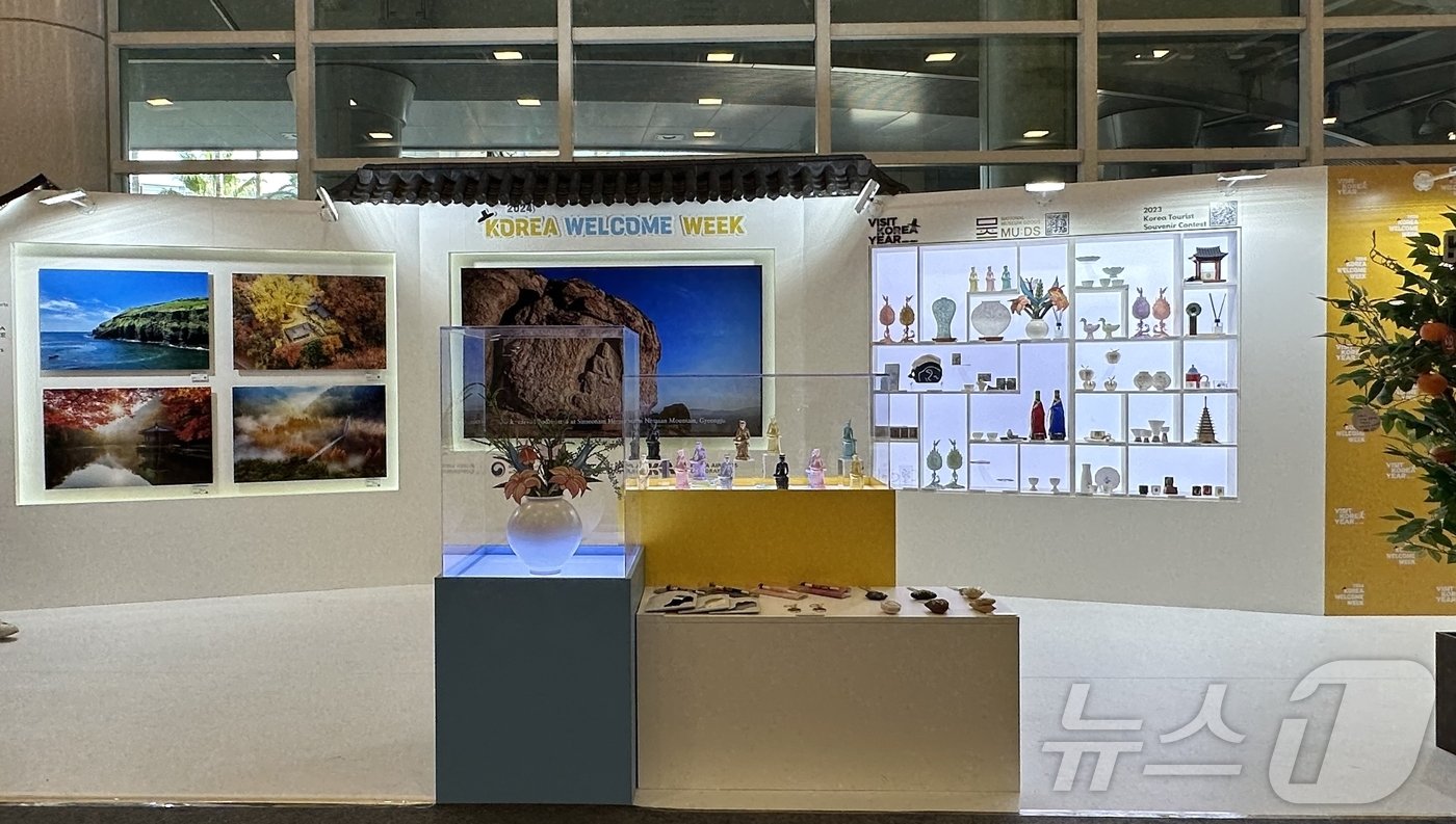 본문 이미지 - 제주국제공항에 마련한 환영주간 환영부스ⓒ News1 윤슬빈 기자