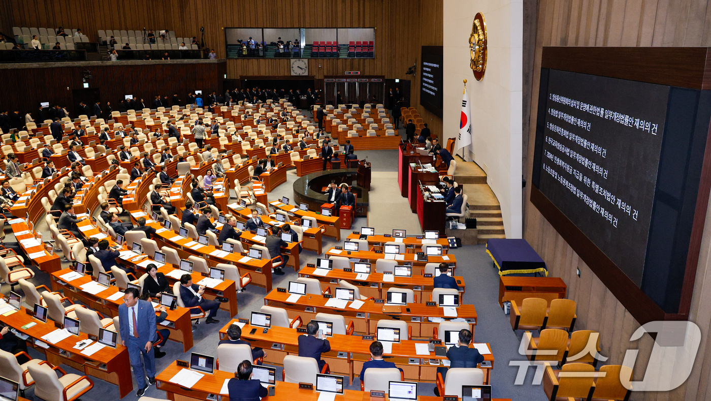 (서울=뉴스1) 안은나 기자 = 26일 오후 서울 여의도 국회에서 열린 제418회국회(정기회) 제9차 본회의에서 여야 의원들이 '방송4법·노란봉투법·민생회복지원금법' 재표결을 하고 …