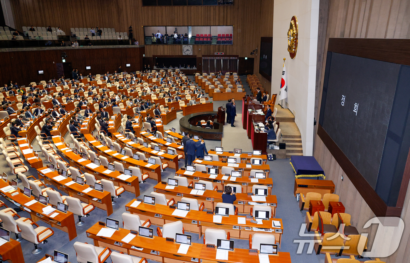 (서울=뉴스1) 안은나 기자 = 추경호 국민의힘 원내대표, 배준영 원내수석부대표, 박성준 더불어민주당 원내수석부대표가 26일 오후 서울 여의도 국회에서 본회의가 정회된 뒤 우원식 …