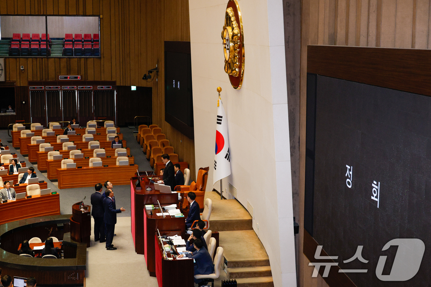 (서울=뉴스1) 안은나 기자 = 추경호 국민의힘 원내대표, 배준영 원내수석부대표, 박성준 더불어민주당 원내수석부대표가 26일 오후 서울 여의도 국회에서 본회의가 정회된 뒤 우원식 …