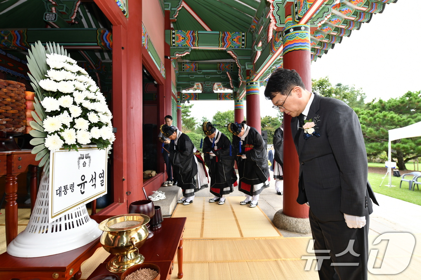 (서울=뉴스1) = 최응천 국가유산청장이 26일 오후 전북 남원 만인의총에서 진행된 제427주년 만인의사 순의제향에서 대통령 명의로 헌화한 뒤 묵념하고 있다. (국가유산청 제공) …