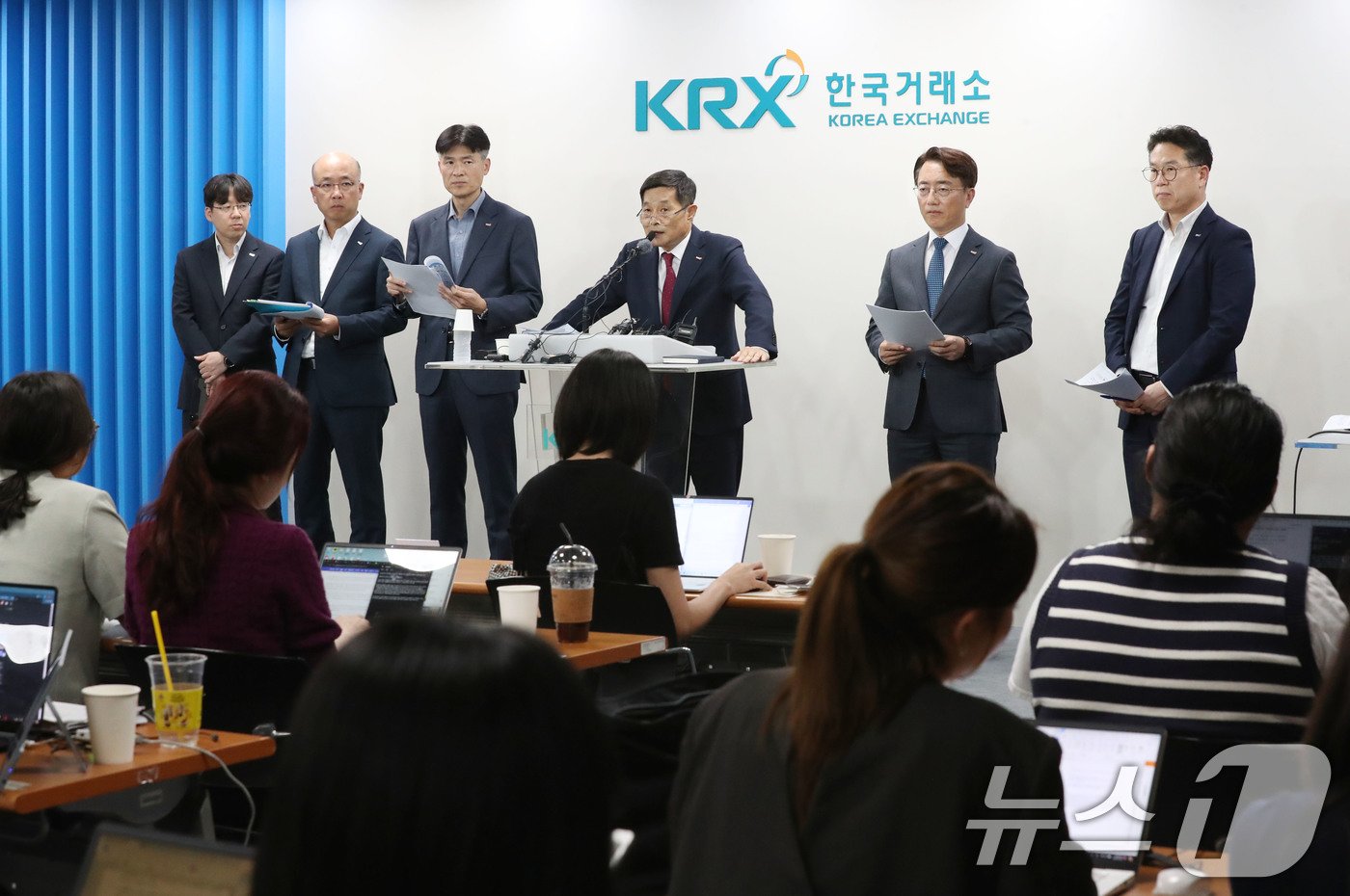 본문 이미지 - 양태영 한국거래소 유가증권시장본부장이 26일 오후 서울 영등포구 한국거래소에서 최근 '코리아 밸류업 지수' 선정기준 및 선정종목 등과 관련한 주요 언론 보도사항에 대해 추가설명 브리핑을 하고있다. (한국거래소 제공) 2024.9.26/뉴스1