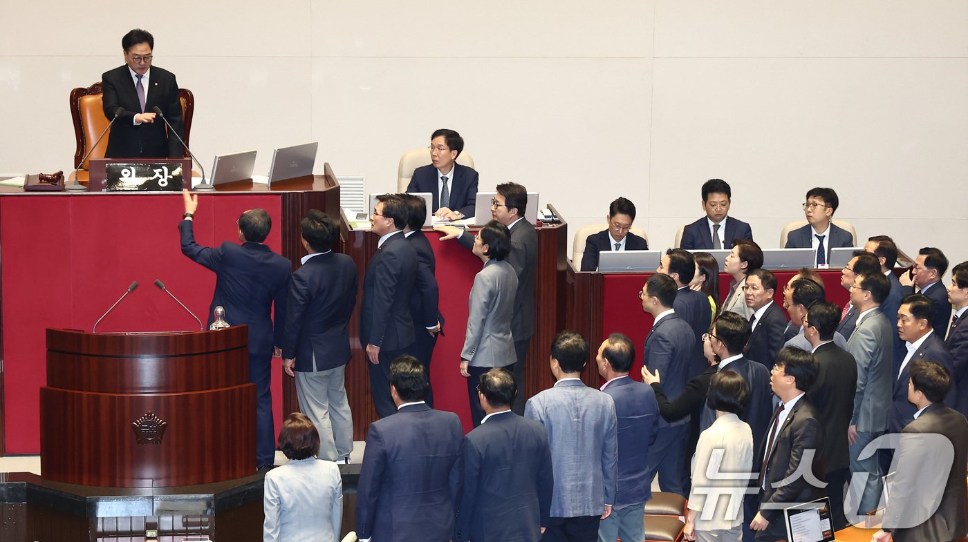 본문 이미지 - 26일 오후 서울 여의도 국회에서 열린 제418회국회(정기회) 제9차 본회의에서 야당 의원들이 '방송4법·노란봉투법·민생회복지원금법' 재표결이 부결되자 규탄대회를 위해 본회의장을 퇴장, 우원식 의장이 정회를 선언하자 여당 의원들이 항의하고 있다. 2024.9.26/뉴스1 ⓒ News1 김민지 기자