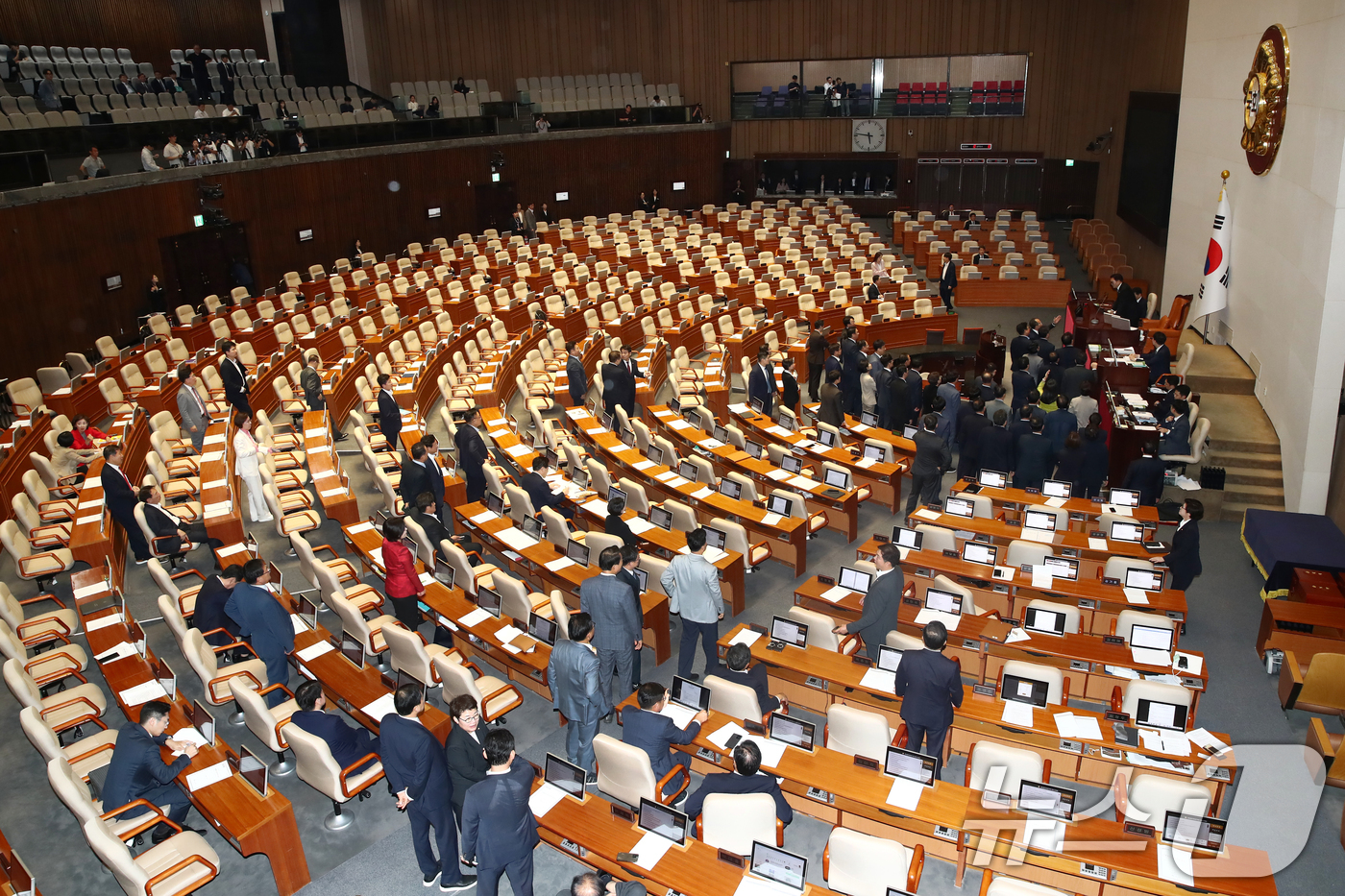 (서울=뉴스1) 이광호 기자 = 26일 오후 서울 여의도 국회에서 열린 제418회국회(정기회) 제9차 본회의에서 야당 의원들이 '방송4법·노란봉투법·민생회복지원금법' 재표결이 부결 …