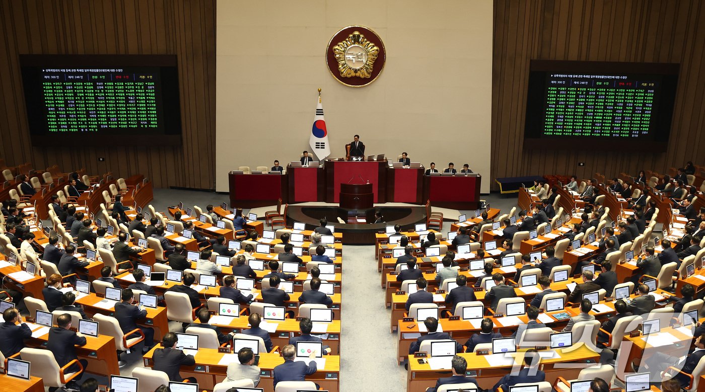 26일 오후 서울 여의도 국회에서 열린 본회의에서 딥페이크 성 착취물을 소지·시청하면 3년 이하 징역 또는 3천만원 이하 벌금에 처하는 내용을 담은 &#39;성폭력범죄의 처벌 등에 관한 특례법 일부개정법률안&#40;대안&#41;에 대한 수정안&#39;이 재적 300인 중 재석 249인, 찬성 241인, 반대 0인, 기권 8인으로 통과되고 있다. 2024.9.26/뉴스1 ⓒ News1 김민지 기자