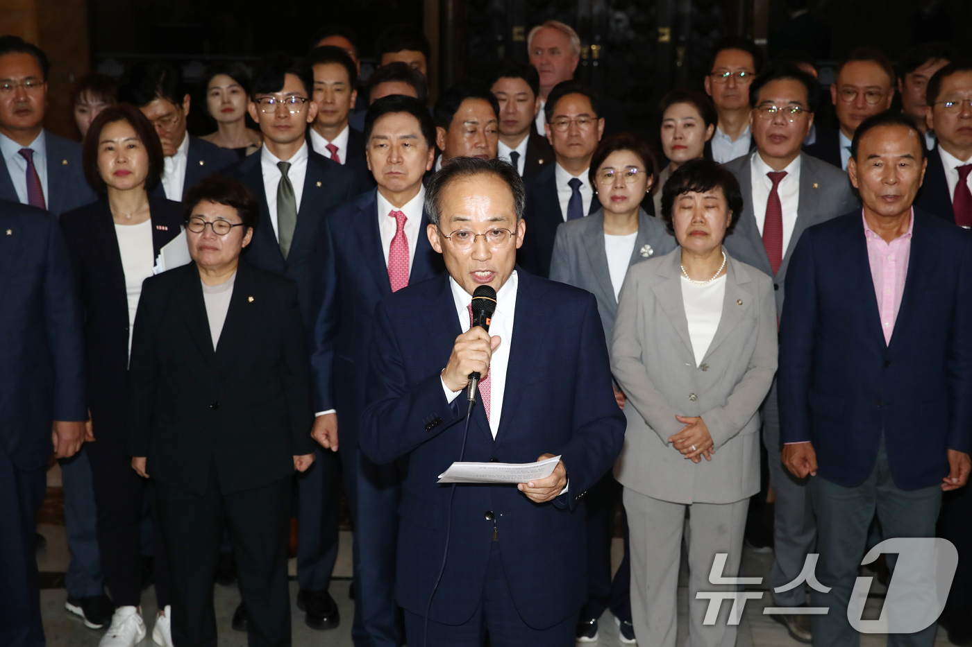 (서울=뉴스1) 이광호 기자 = 추경호 국민의힘 원내대표가 26일 서울 여의도 국회 본회의장 앞에서 여당 추천 인사 한석훈 국가인권위원회 위원 선출안 부결과 관련해 민주당을 규탄하 …