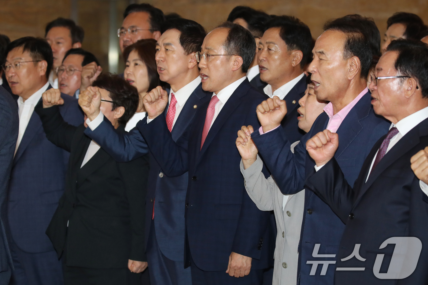 (서울=뉴스1) 이광호 기자 = 추경호 국민의힘 원내대표와 의원들이 26일 서울 여의도 국회 본회의장 앞에서 여당 추천 인사 한석훈 국가인권위원회 위원 선출안 부결과 관련해 민주당 …