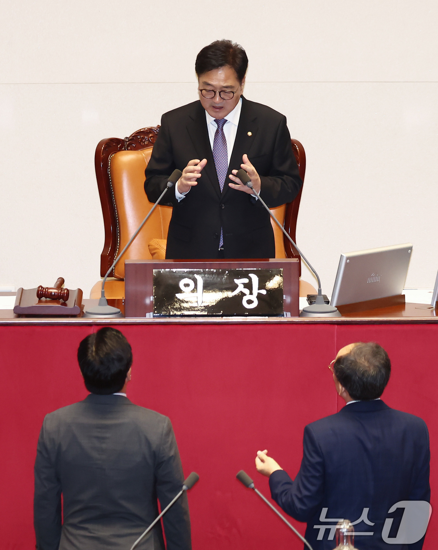 (서울=뉴스1) 김민지 기자 = 박찬대 더불어민주당, 추경호 국민의힘 원내대표가 26일 오후 서울 여의도 국회에서 열린 제418회국회(정기회) 제9차 본회의에서 우원식 의장과 대화 …