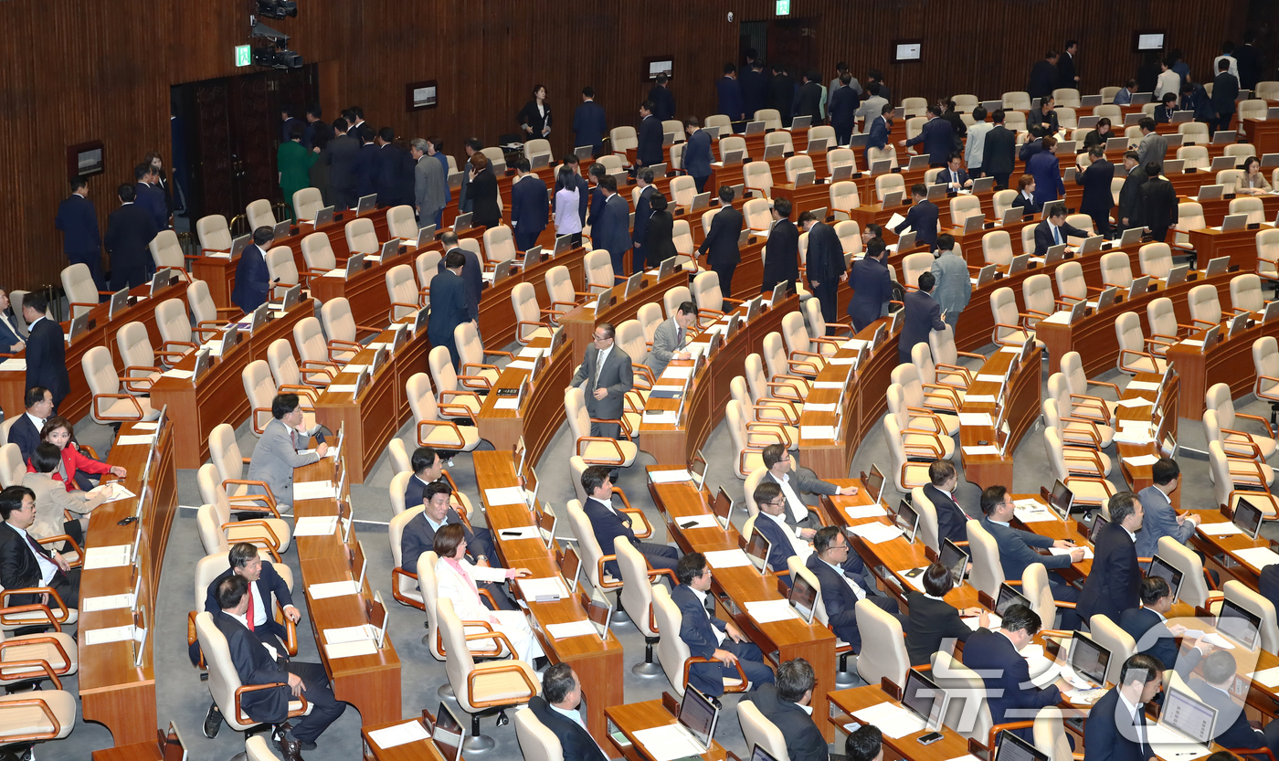 (서울=뉴스1) 이광호 기자 = 26일 오후 서울 여의도 국회에서 열린 제418회국회(정기회) 제9차 본회의에서 야당 의원들이 '방송4법·노란봉투법·민생회복지원금법' 재표결이 부결 …