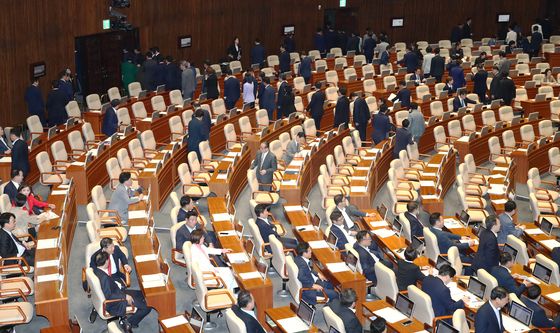 尹 거부권 '방패' 뚫겠다는 野 입법독주 '창'…모순의 정치