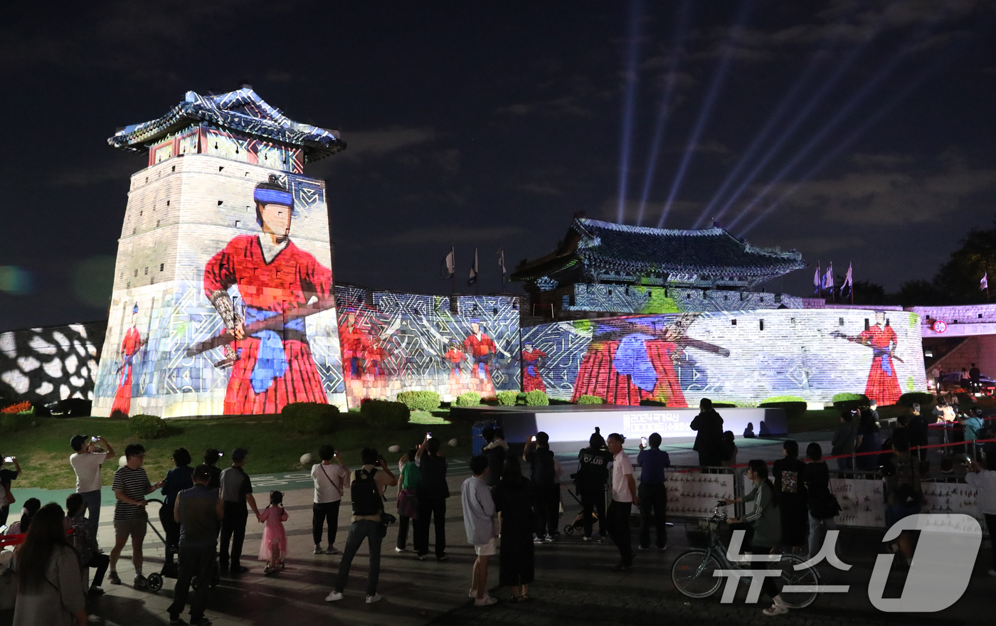 (수원=뉴스1) 김영운 기자 = 2024 수원화성 미디어아트 개막을 이틀 앞둔 26일 오후 경기 수원시 팔달구 수원화성 화서문 일대에서 미디어아트쇼 리허설이 진행되고 있다.이번 2 …