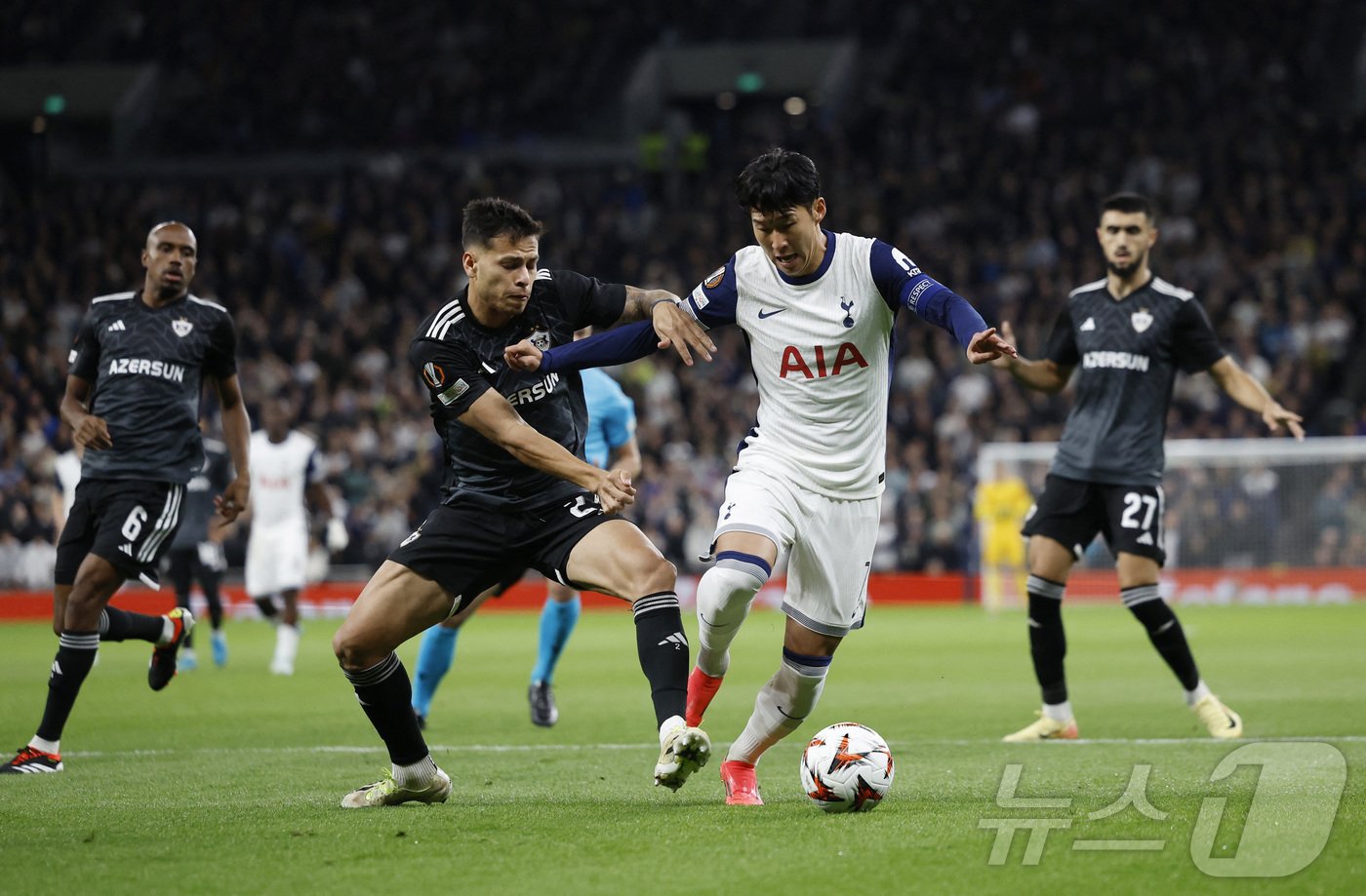 본문 이미지 - 손흥민(오른쪽에서 두 번째)은 2024-25시즌 개막 후 처음으로 결장했다. ⓒ 로이터=뉴스1