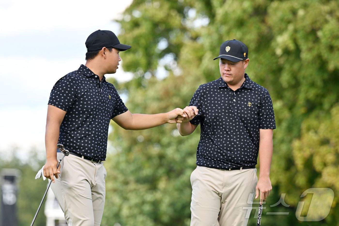 본문 이미지 - 임성재와 호흡을 맞춘 김주형(왼쪽). ⓒ AFP=뉴스1