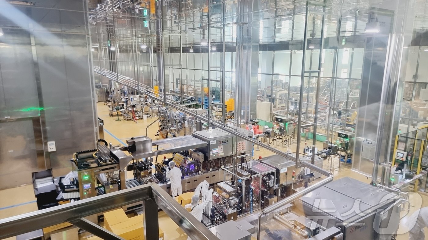 본문 이미지 - 교촌치킨을 운영하는 교촌F&B가 소스 제조 자회사인 비에이치앤바이오 진천 공장에서 지난 26일 미디어 투어를 진행했다. ⓒ News1 이형진 기자