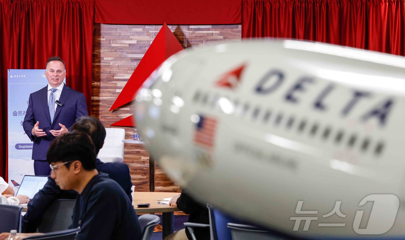 본문 이미지 - 조 에스포시토 델타항공 네트워크계획 수석부사장이 26일(현지시간) 미국 애틀랜타 델타항공 본사에서 열린 '솔트레이크시티-인천 신규 노선 취항 기자간담회'에 참석해 한국 취재진에게 델타항공 소개를 하고 있다. 2024.9.30/뉴스1 ⓒ News1 공항사진기자단