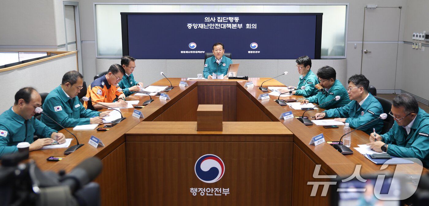 본문 이미지 - 이상민 행정안전부 장관이 27일 서울 종로구 정부서울청사에서 열린 의사 집단행동 중앙재난안전대책본부 회의에서 모두발언을 하고 있다. 2024.9.27/뉴스1 ⓒ News1 허경 기자