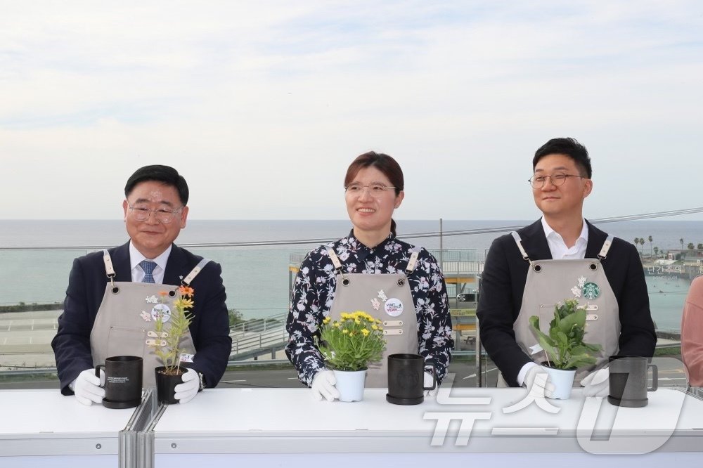  행사에 참여한 이학주 한국관광공사 국제관광본부장&#40;왼쪽부터&#41;, 장미란 문화체육관광부 제2차관, 정윤조 스타벅스 코리아 상무&#40;문체부 제공&#41;