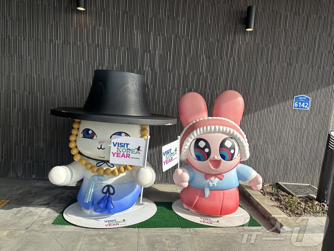 본문 이미지 -  제주 제주시 애월읍 스타벅스 한담해변 DT점에 설치된 한국방문의 해 설치물ⓒ News1 윤슬빈 기자