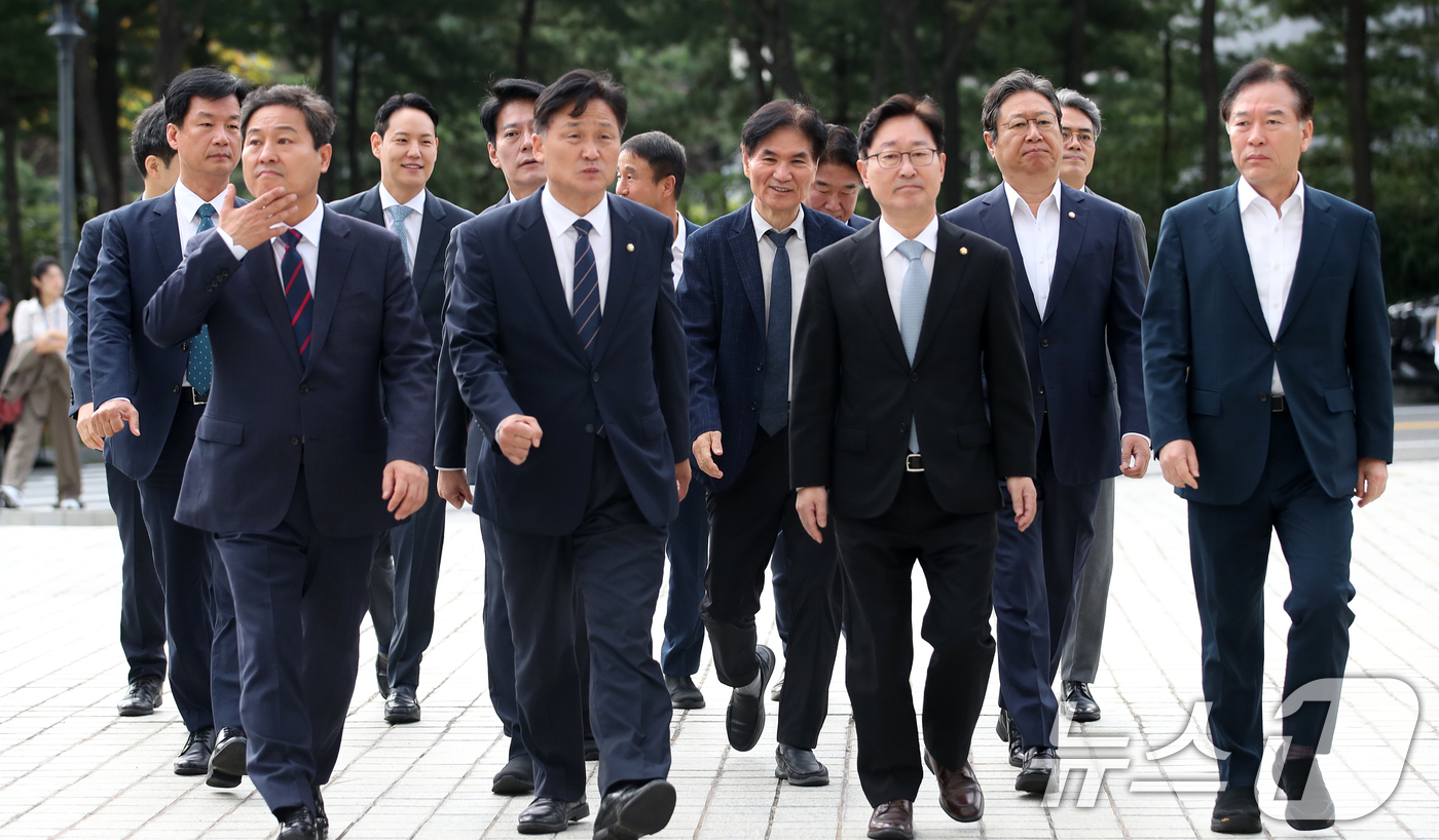 (서울=뉴스1) 오대일 기자 = 더불어민주당 전정권정치탄압대책위원회 김영진 위원장과 의원들이 27일 오전 문재인 전 대통령 검찰 수사 중단을 요청하기 위해 서울 서초구 대검찰청을 …