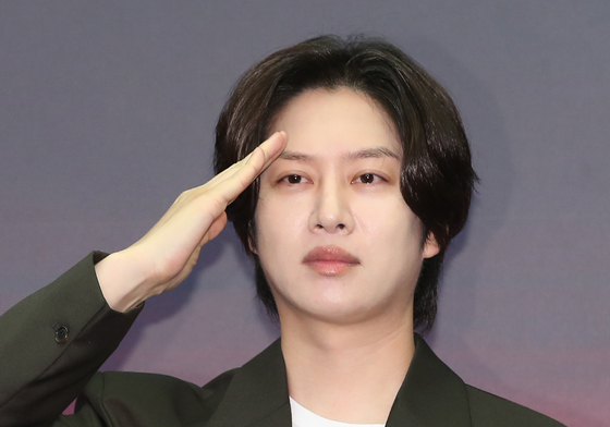 '거꾸로 달린 태극기'에 분노했던 김희철, 하루 만에 사과…왜 [N이슈]