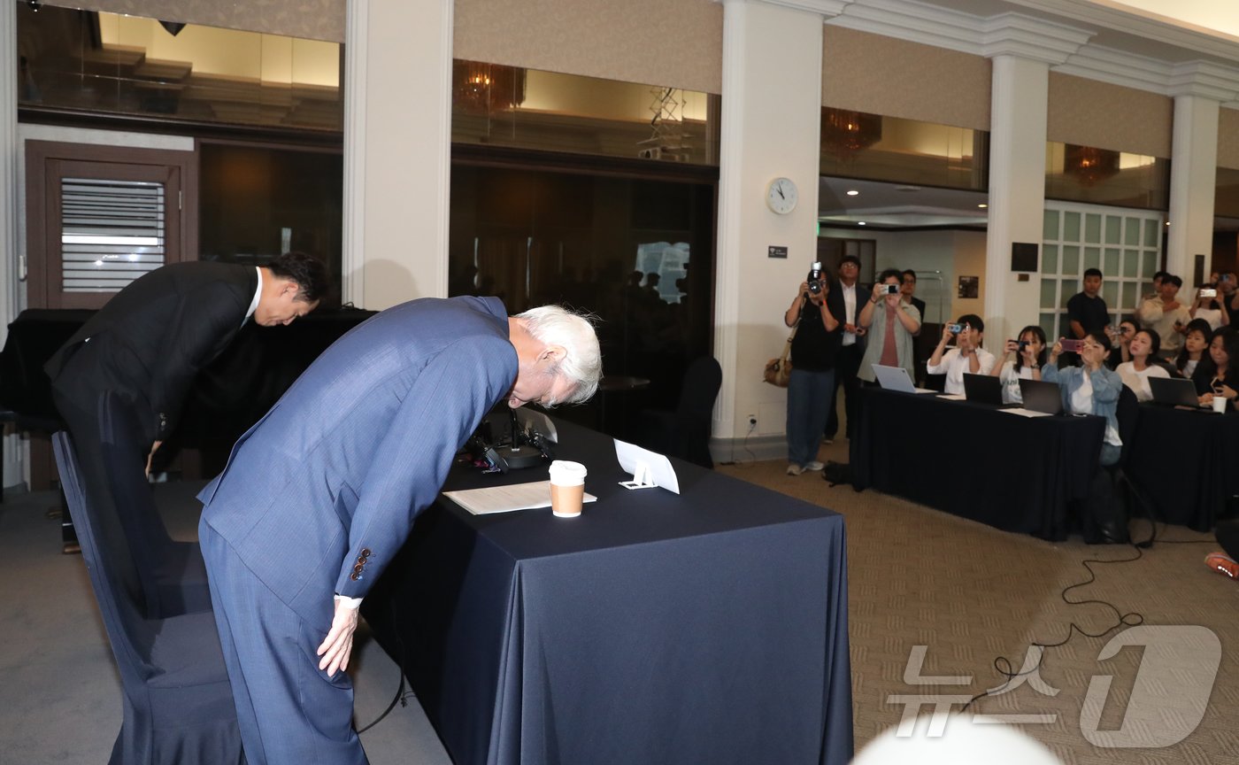 본문 이미지 - 강성두 영풍 사장이 27일 오전 서울 중구 프레스센터에서 고려아연 경영권 분쟁에 대한 입장 발표 전 취재진을 향해 인사하고 있다. 2024.9.27/뉴스1 ⓒ News1 이승배 기자