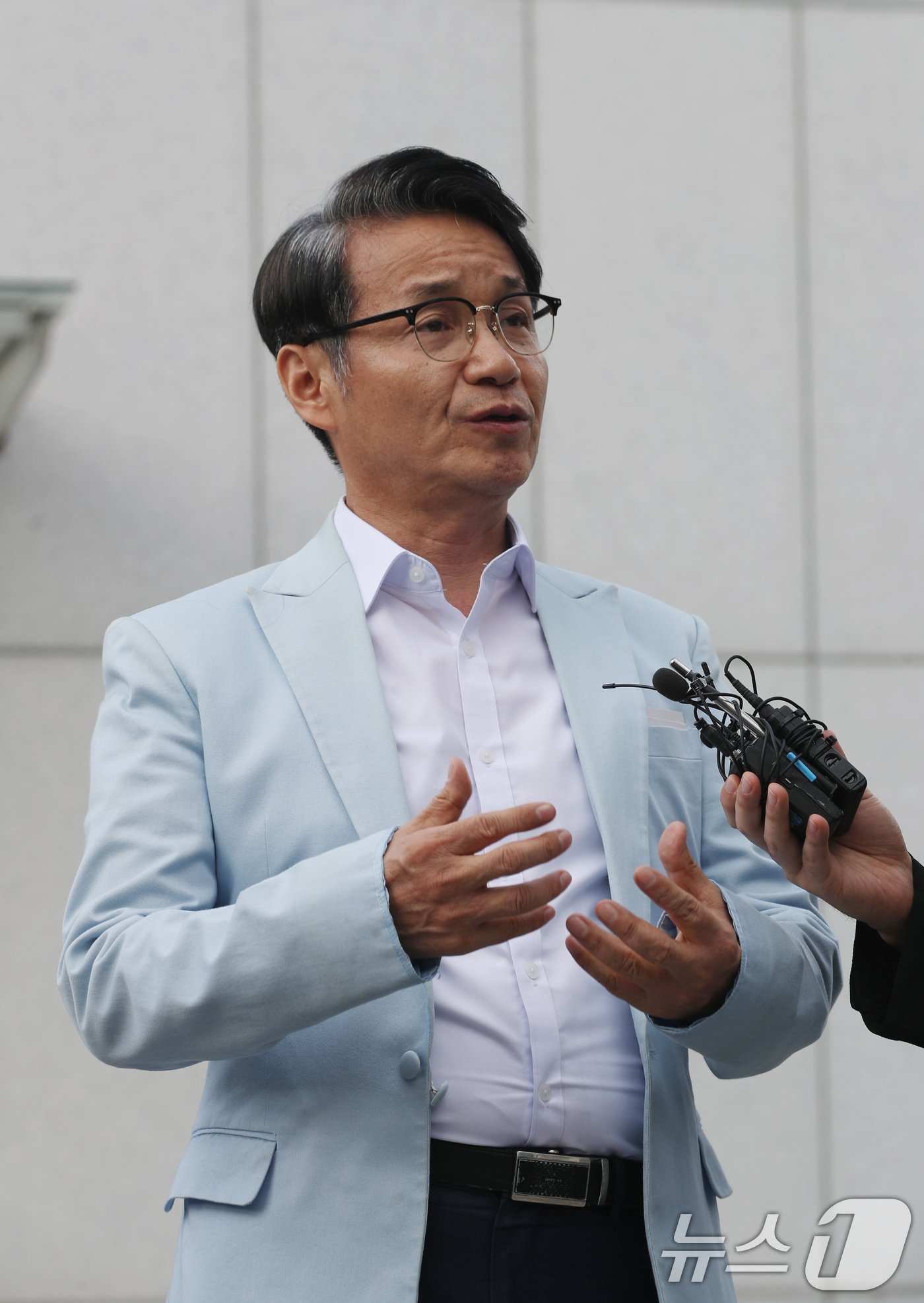 본문 이미지 - 최재영 목사가 27일 오전 경기 수원시 장안구 경기남부경찰청에 출석해 공직선거법 위반 혐의 관련 조사를 받기 전 취재진에게 입장을 밝히고 있다. 2024.9.27/뉴스1 ⓒ News1 김영운 기자