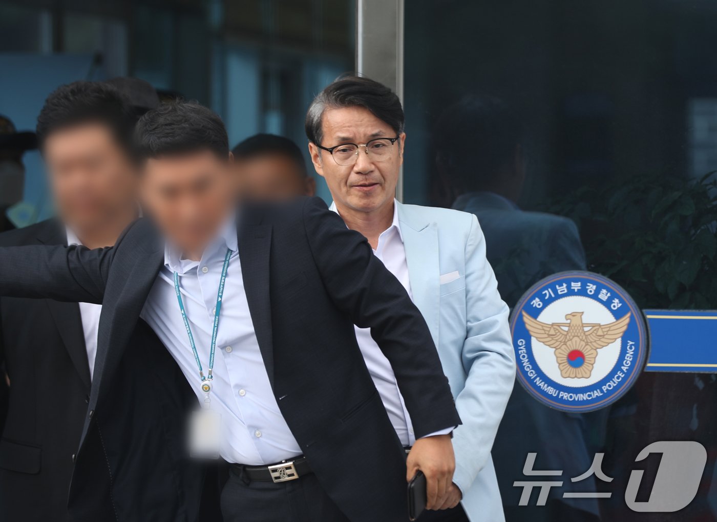 본문 이미지 - 최재영 목사가 27일 오전 경기 수원시 장안구 경기남부경찰청에 공직선거법 위반 혐의 관련 조사를 받기 위해 출석하고 있다. 2024.9.27/뉴스1 ⓒ News1 김영운 기자