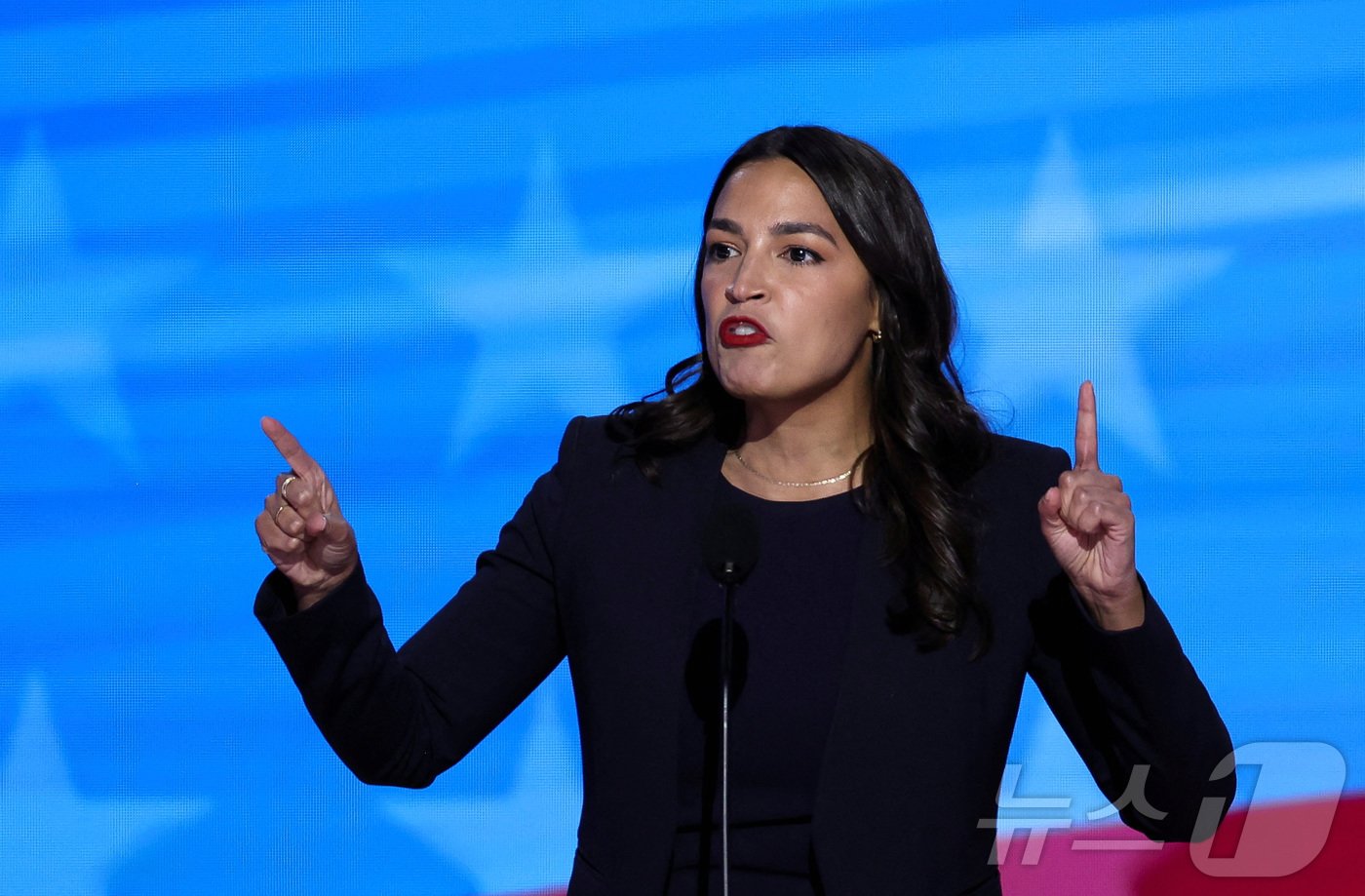 본문 이미지 - 알렉산드리아 오카시오-코르테즈 미국 하원의원(뉴욕)이 26일(현지시간) 불법 선거자금 모금 협의로 기소된 에릭 애덤스 뉴욕 시장의 사퇴를 촉구했다. 사진은 코르테즈 하원의원이 지난 8월 19일 미국 일리노이주 시카고 유나이티드 센터에서 열린 민주당 전당대회(DNC) 첫날 행사에서 연설하는 모습. ⓒ 로이터=뉴스1 ⓒ News1 류정민 특파원