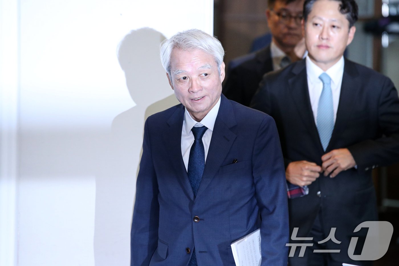 본문 이미지 - 강성두 영풍 사장이 27일 오전 서울 중구 프레스센터에서 고려아연 주식 공개매수에 대한 설명을 하기 위해 단상으로 향하고 있다. 2024.9.27/뉴스1 ⓒ News1 이승배 기자