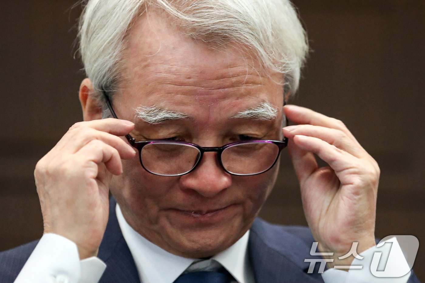 본문 이미지 - 강성두 영풍 사장이 27일 오전 서울 중구 프레스센터에서 고려아연 주식 공개매수에 대한 설명을 하며 안경을 고쳐쓰고 있다. 2024.9.27/뉴스1 ⓒ News1 이승배 기자