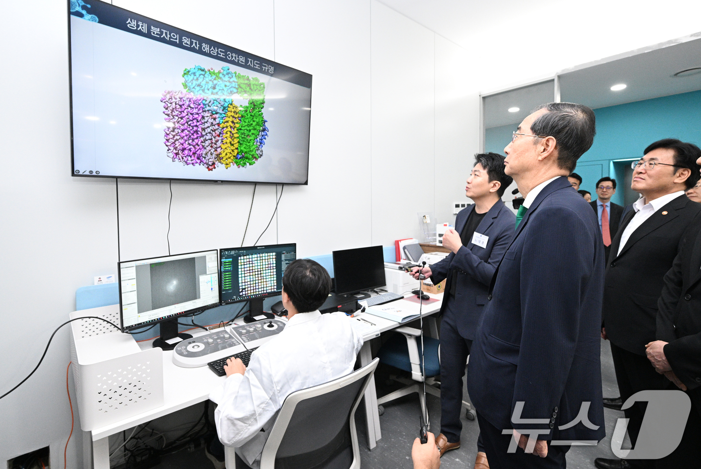 (서울=뉴스1) 황기선 기자 = 한덕수 국무총리가 27일 오전 서울 관악구 서울대학교 유전공학연구소를 방문, 노성훈 서울대학교 교수의 설명을 듣고 있다. (공동취재) 2024.9. …