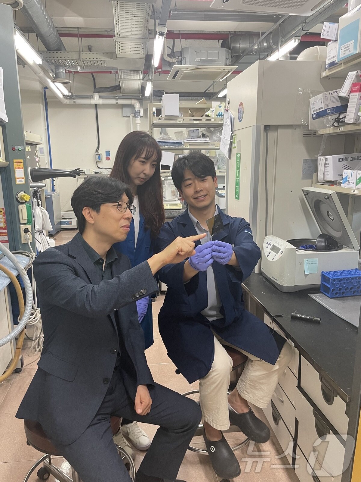 본문 이미지 - 왼쪽부터 KAIST 정연식 교수, 신홍주 박사, 김건영 박사. &#40;KAIST 제공&#41;/뉴스1