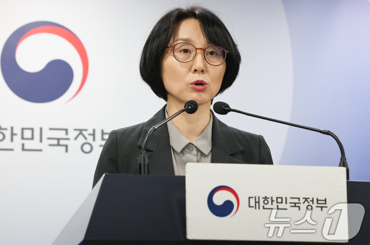 본문 이미지 - 정경실 보건복지부 의료개혁추진단장이 27일 서울 종로구 정부서울청사에서 열린 의료개혁 추진상황 브리핑에서 상급종합병원 구조전환 지원사업 추진방안을 발표하고 있다. 2024.9.27/뉴스1 ⓒ News1 허경 기자
