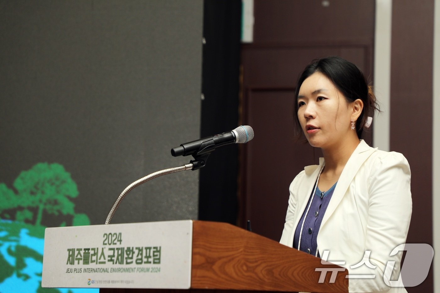 본문 이미지 - 서아란 GS건설 DX/CX 혁신 담당 상무가 27일 제주 서귀포시 제주부영호텔리조트에서 열린 2024 제주플러스 국제환경포럼 제4세션에서 GS건설의 안전모 업사이클링 프로젝트를 소개하고 있다.2024.9.27/뉴스1 ⓒ News1 고동명 기자