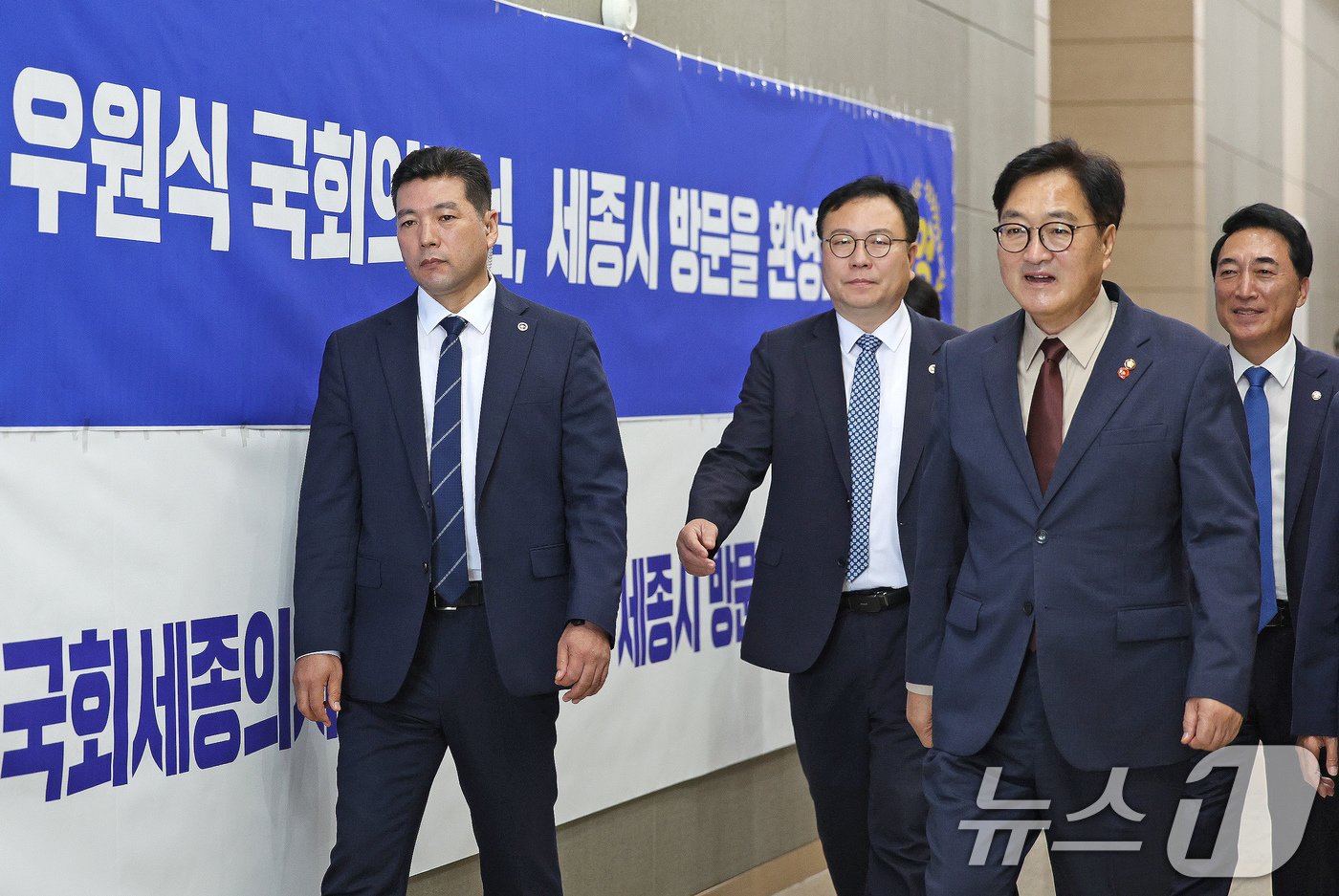 본문 이미지 - 우원식 국회의장과 국회세종의사당건립위원회 위원들이 27일 오전 세종시 어진동 정부세종컨벤션센터에서 열린 건립위원회 2차 회의장으로 이동하고 있다. 2024.9.27/뉴스1 ⓒ News1 장수영 기자