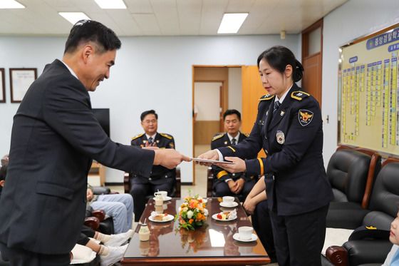 윤 대통령, 세 아이 엄마 40대 늦깎이 경찰 임용 축하