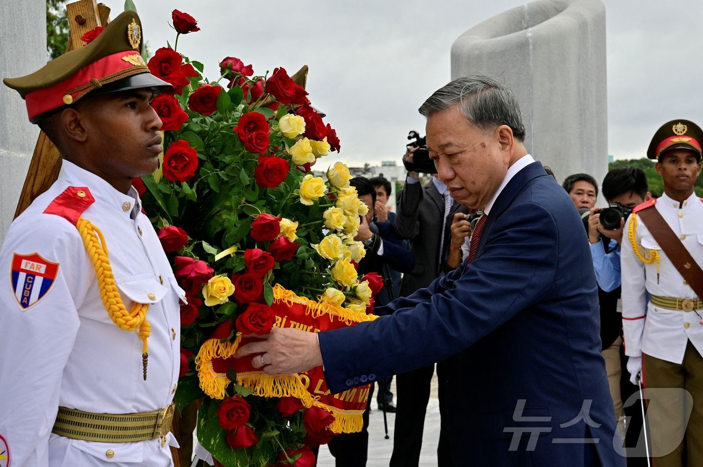 (아바나 AFP=뉴스1) 우동명 기자 = 또 럼 베트남 국가주석이 26일(현지시간) 아바나 혁명 광장에 있는 호세 마르티 기념비에 헌화를 하고 있다. 2024.09.27ⓒ AFP= …