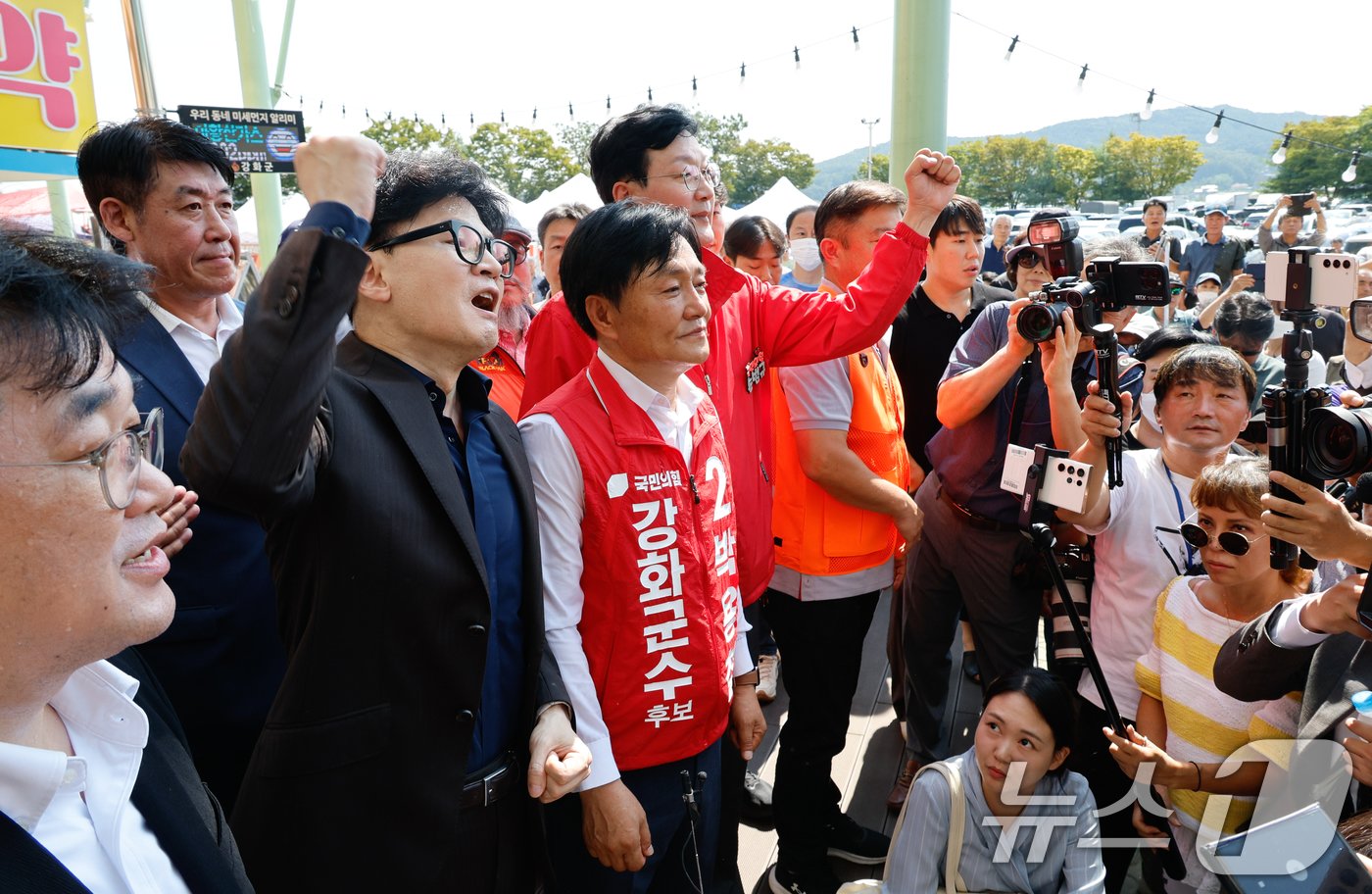 한동훈 국민의힘 대표가 박용철 강화군수 후보 10·16 재보궐 선거 지원을 위해 27일 인천 강화풍물시장을 찾아 지지를 호소하고 있다. 2024.9.27/뉴스1 ⓒ News1 안은나 기자