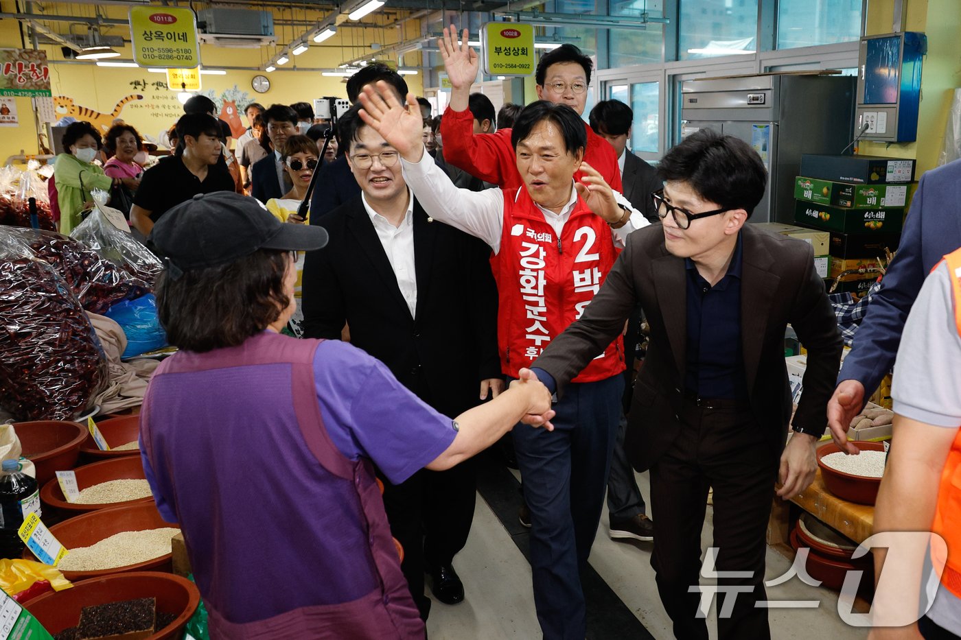 한동훈 국민의힘 대표가 박용철 강화군수 후보 10·16 재보궐 선거 지원을 위해 27일 인천 강화풍물시장을 찾아 상인과 인사를 나누고 있다. 2024.9.27/뉴스1 ⓒ News1 안은나 기자