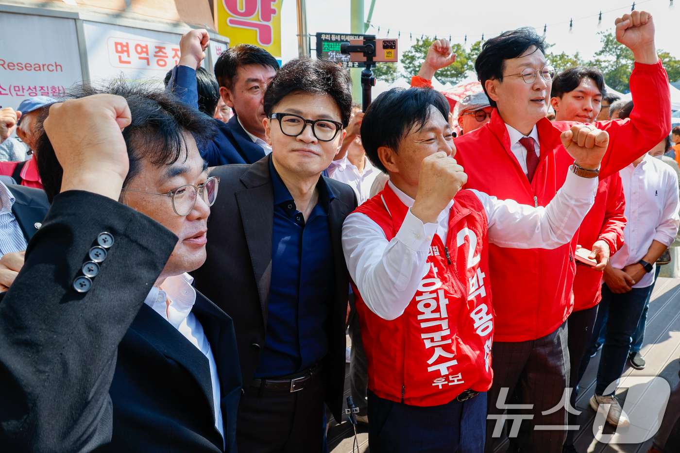 (인천=뉴스1) 안은나 기자 = 한동훈 국민의힘 대표가 박용철 강화군수 후보 10·16 재보궐 선거 지원을 위해 27일 인천 강화풍물시장을 찾아 지지를 호소하고 있다. 2024.9 …