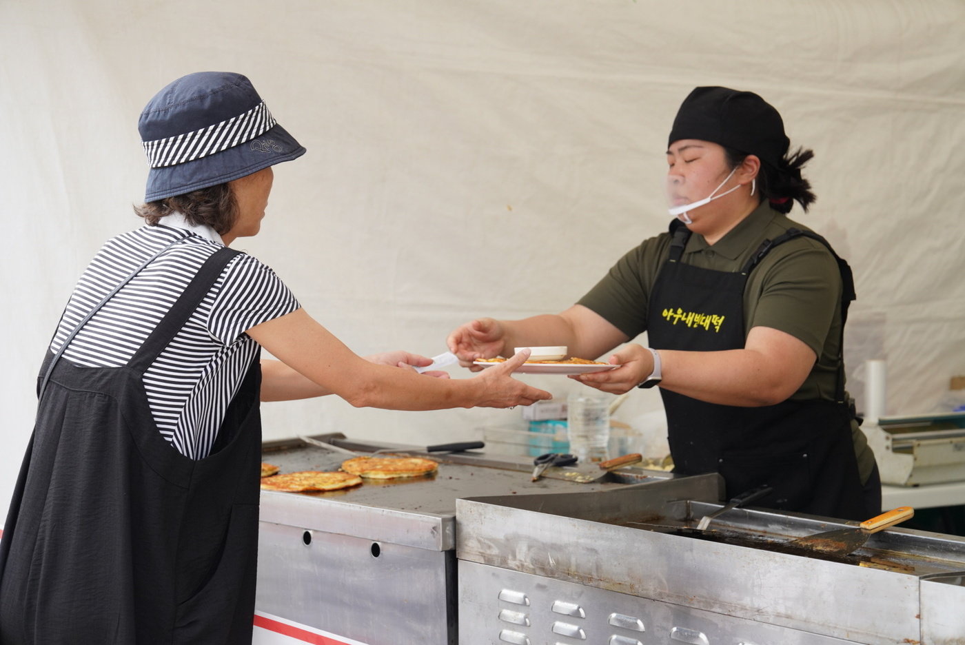 사용 완료한 다회용기를 반납하는 모습.&#40;천안시청 제공&#41;