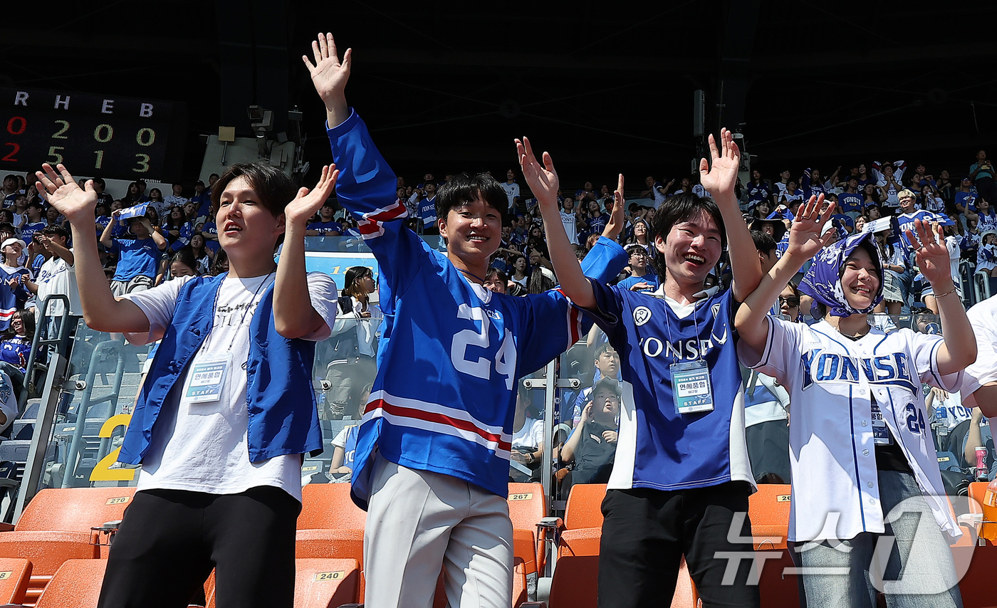 (서울=뉴스1) 김진환 기자 = 27일 서울 송파구 잠실야구장에서 열린 2024 정기 고려대학교·연세대학교 친선경기 대회(이하 연고전)에서 연세대 응원단이 열띤 응원을 하고 있다. …