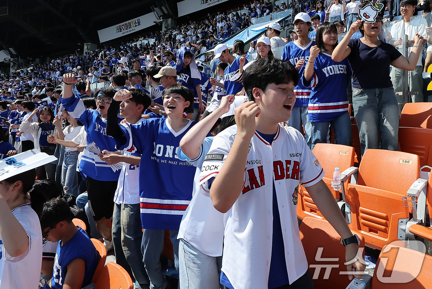 (서울=뉴스1) 김진환 기자 = 27일 서울 송파구 잠실야구장에서 열린 2024 정기 고려대학교·연세대학교 친선경기 대회(이하 연고전)에서 연세대 응원단이 열띤 응원을 하고 있다. …