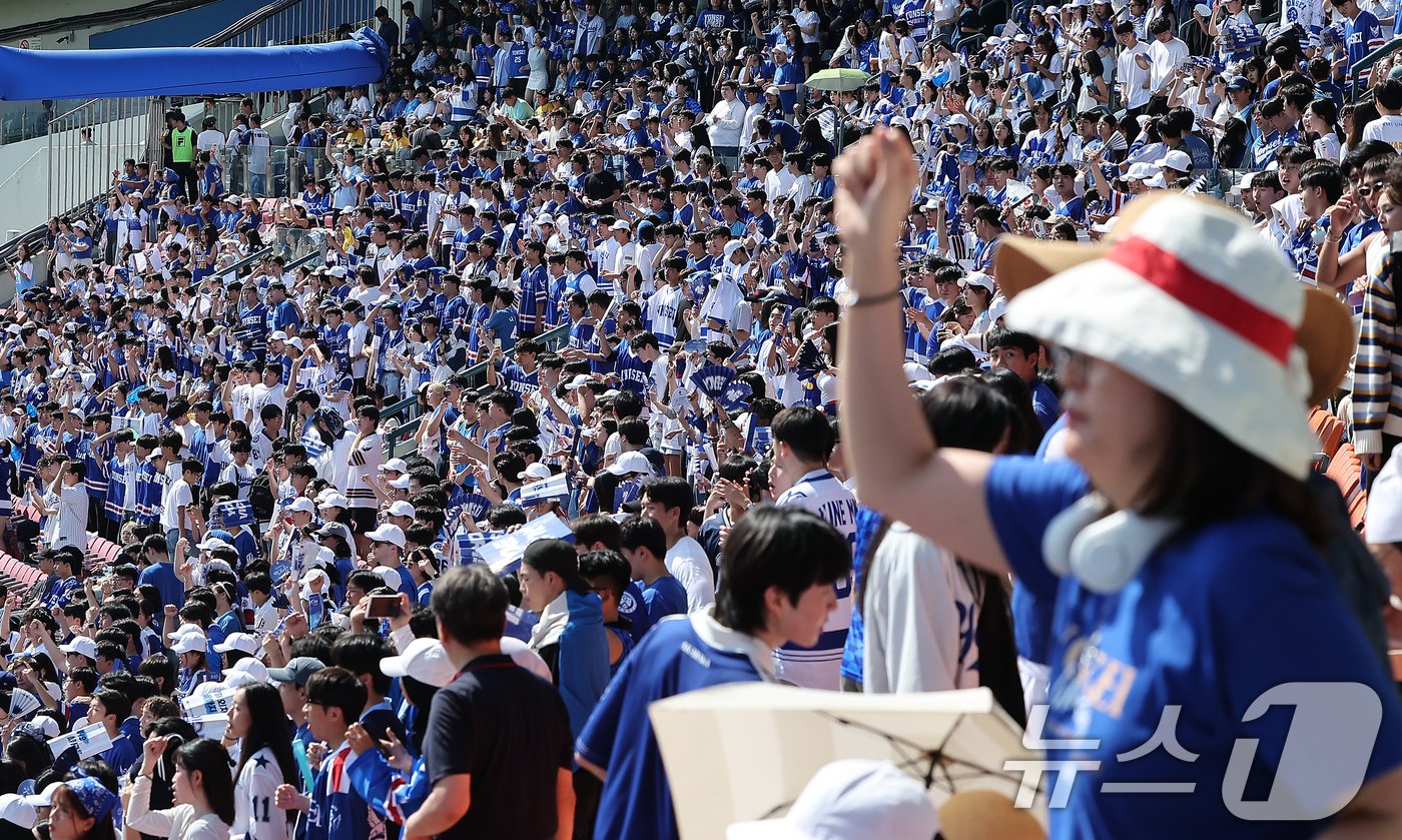 본문 이미지 - 27일 서울 송파구 잠실야구장에서 열린 2024 정기 고려대학교·연세대학교 친선경기 대회&#40;이하 연고전&#41;에서 연세대 응원단이 열띤 응원을 하고 있다. 2024.9.27/뉴스1 ⓒ News1 김진환 기자