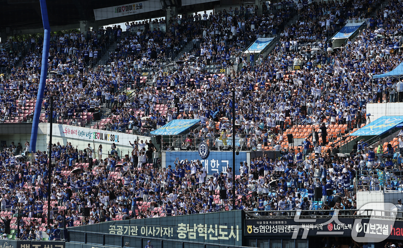 (서울=뉴스1) 김진환 기자 = 27일 서울 송파구 잠실야구장에서 열린 2024 정기 고려대학교·연세대학교 친선경기 대회(이하 연고전)에서 연세대 응원단이 열띤 응원을 하고 있다. …