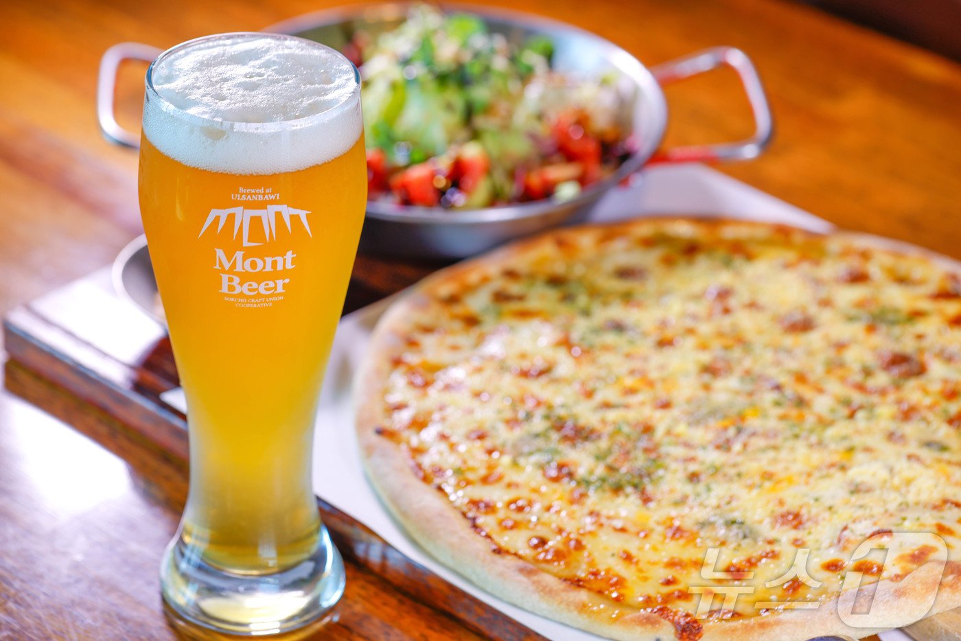 본문 이미지 - 몽트비어 비어 바에서는 갓 제조된 신선한 맥주를 맛볼 수 있다&#40;한국관광공사 제공&#41;