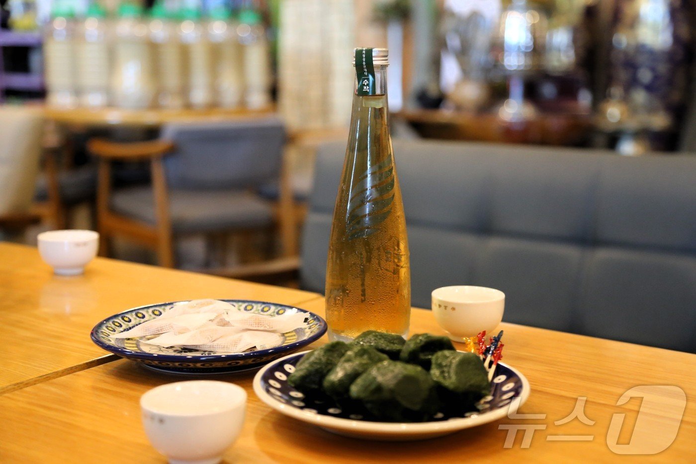 본문 이미지 - 모시떡 안주와 함께 시음해보는 삼화양조장의 소곡주체험&#40;한국관광공사 제공&#41;